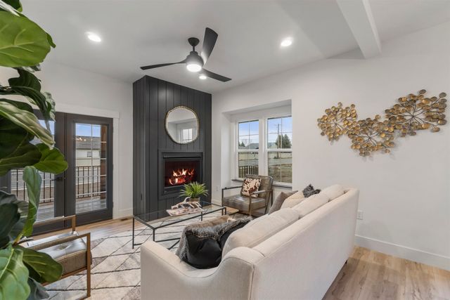 1922 N Donwood Ln, Greenacres, WA 99016