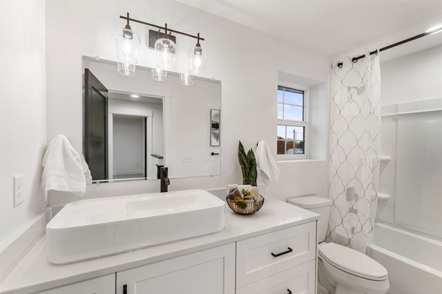 1922 N Donwood Ln, Greenacres, WA 99016