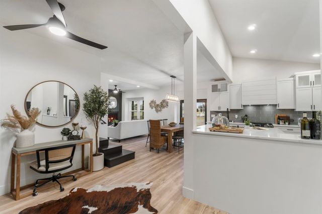 1922 N Donwood Ln, Greenacres, WA 99016