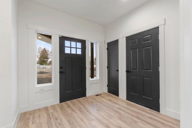 1922 N Donwood Ln, Greenacres, WA 99016