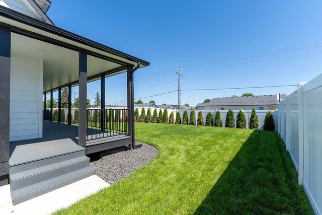 1922 N Donwood Ln, Greenacres, WA 99016