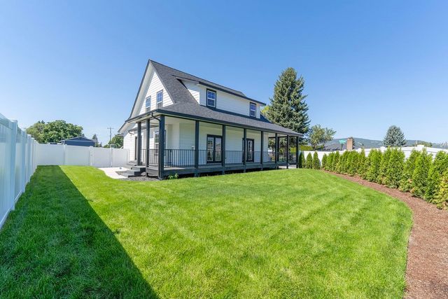 1922 N Donwood Ln, Greenacres, WA 99016