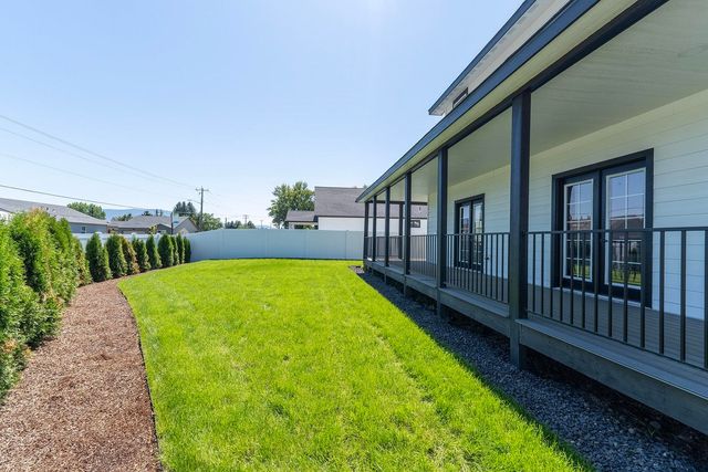 1922 N Donwood Ln, Greenacres, WA 99016