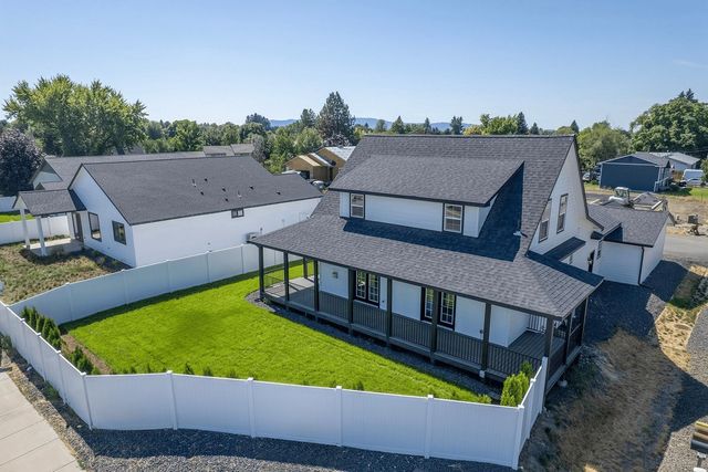 1922 N Donwood Ln, Greenacres, WA 99016