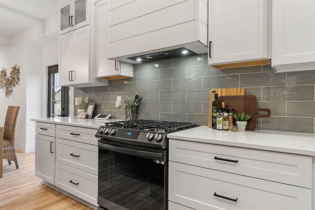 1922 N Donwood Ln, Greenacres, WA 99016