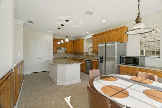 412 S Hampton Court, Lewisville, TX 75056
