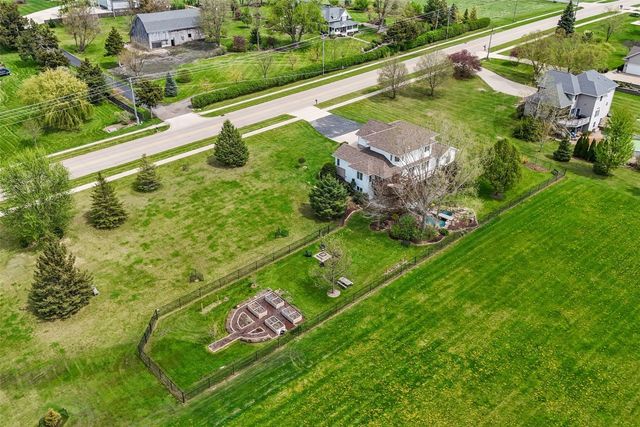 2823 120th Street NE, Swisher, IA 52338