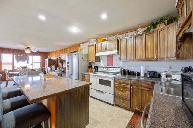 982 Lost Creek Boat Dock Rd, Decaturville, TN 38329