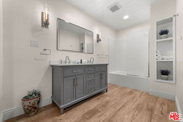 5932 Lubao Avenue, Woodland Hills, CA 91367