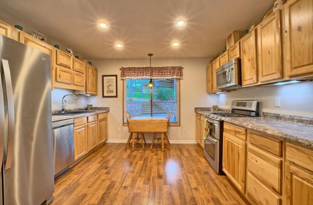 202 Tipperary Drive, Milam, TX 75959