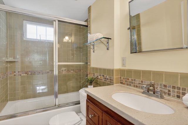 125 Hemlock Dr, Holliston, MA 01746