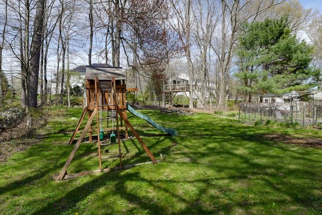 125 Hemlock Dr, Holliston, MA 01746