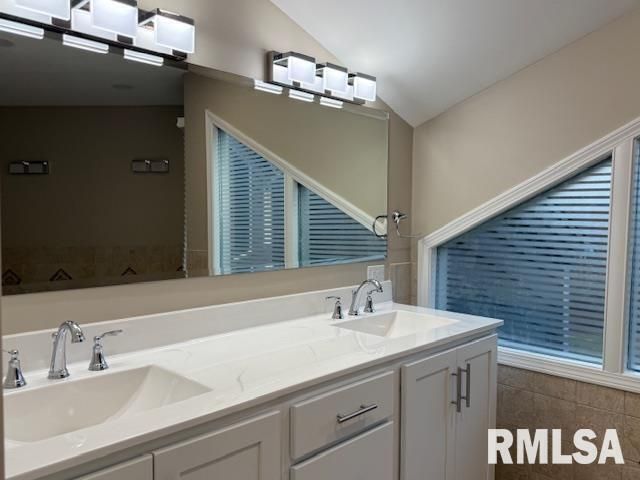 16429 N Hawthorne Hills Drive, Mt Vernon, IL 62864