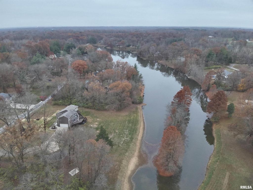 Image 2 of property listing at 16429 N Hawthorne Hills Drive, Mt Vernon, IL 62864