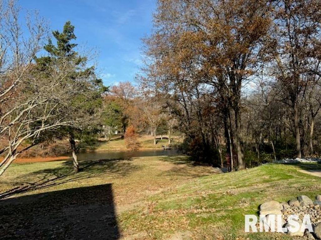 Image 11 of property listing at 16429 N Hawthorne Hills Drive, Mt Vernon, IL 62864