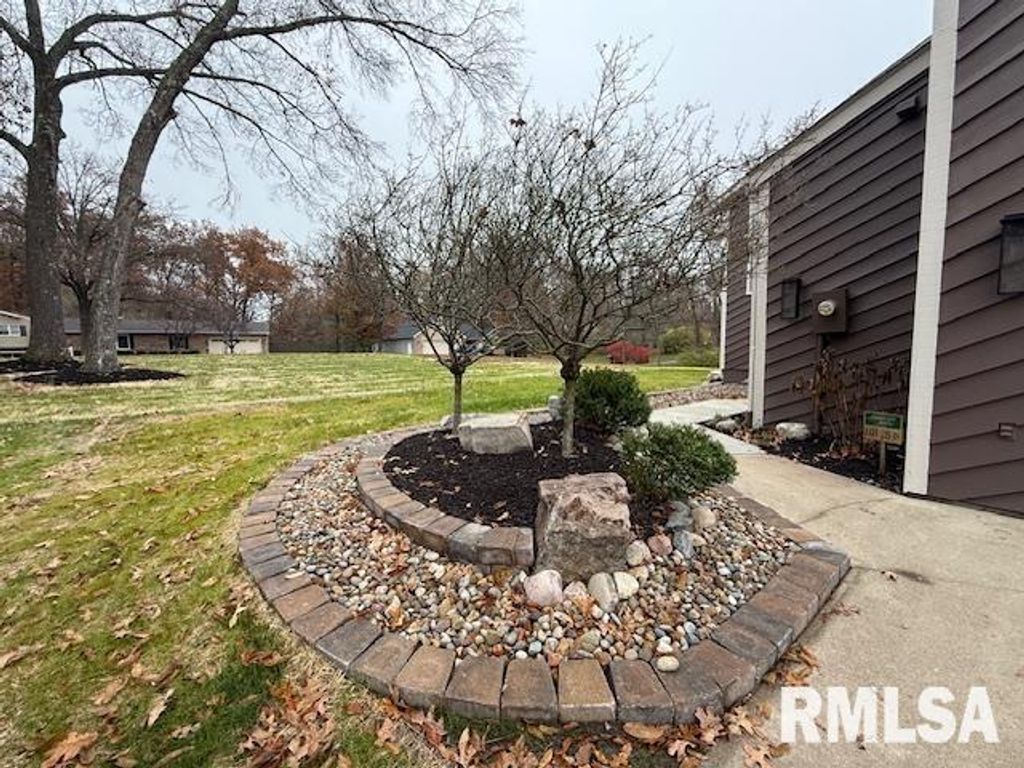 Image 12 of property listing at 16429 N Hawthorne Hills Drive, Mt Vernon, IL 62864
