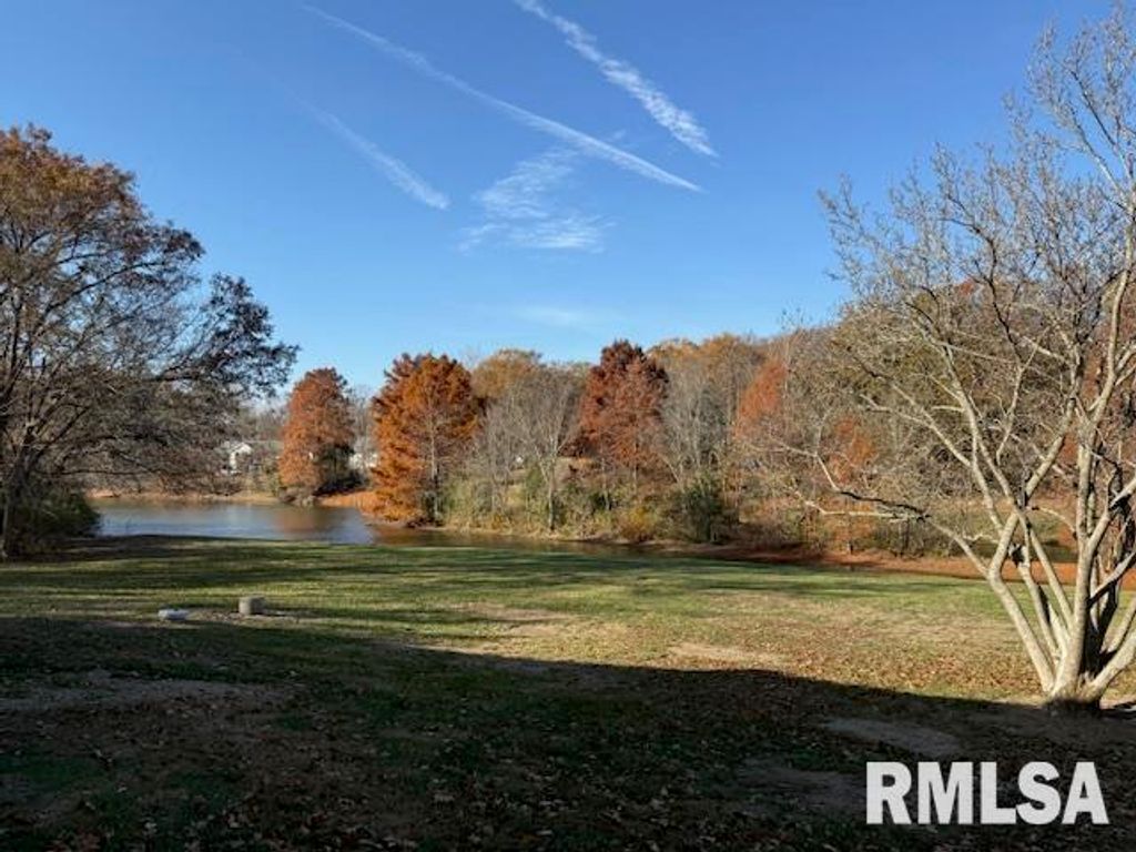 Image 13 of property listing at 16429 N Hawthorne Hills Drive, Mt Vernon, IL 62864