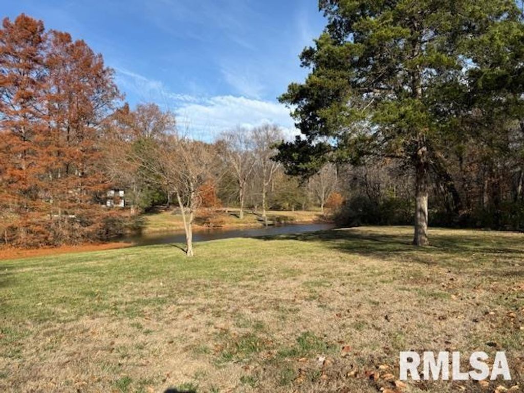 Image 14 of property listing at 16429 N Hawthorne Hills Drive, Mt Vernon, IL 62864