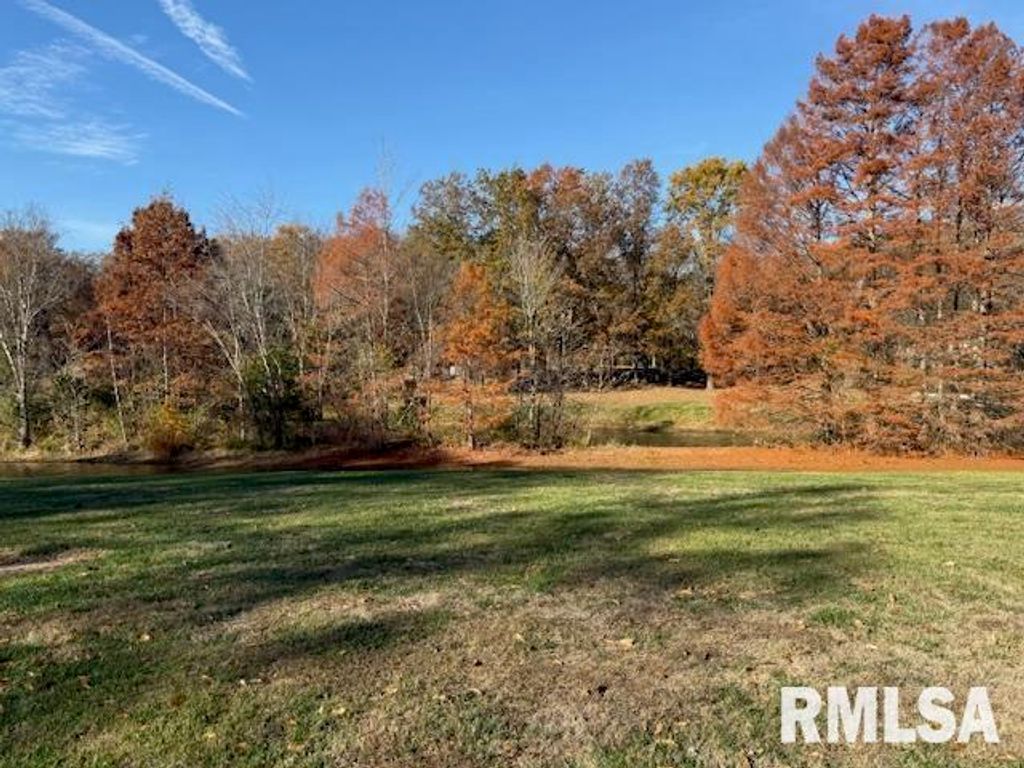 Image 15 of property listing at 16429 N Hawthorne Hills Drive, Mt Vernon, IL 62864