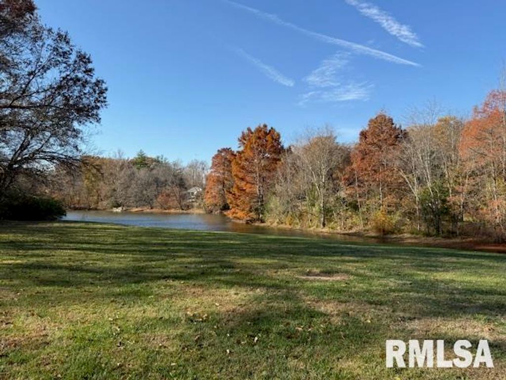 Image 16 of property listing at 16429 N Hawthorne Hills Drive, Mt Vernon, IL 62864