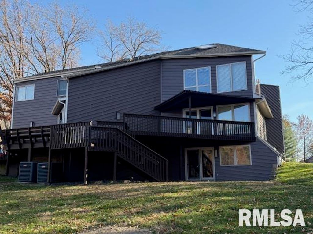 Image 17 of property listing at 16429 N Hawthorne Hills Drive, Mt Vernon, IL 62864