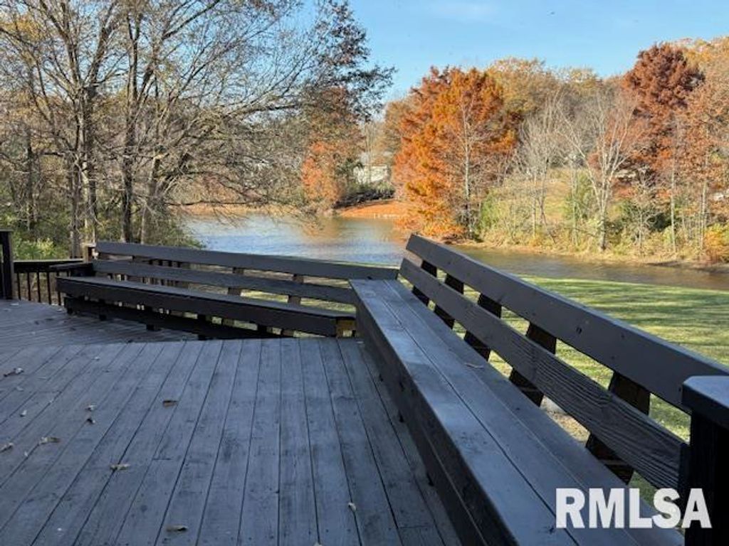 Image 18 of property listing at 16429 N Hawthorne Hills Drive, Mt Vernon, IL 62864