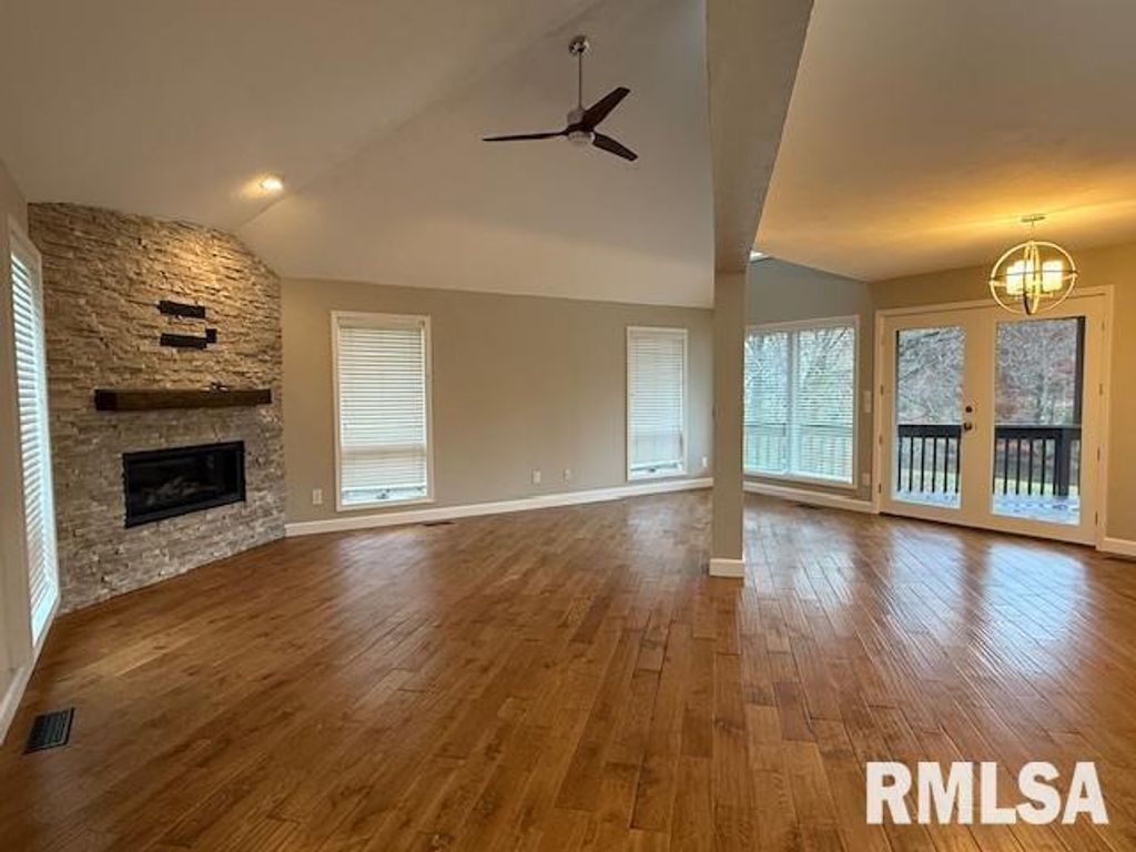 Image 22 of property listing at 16429 N Hawthorne Hills Drive, Mt Vernon, IL 62864