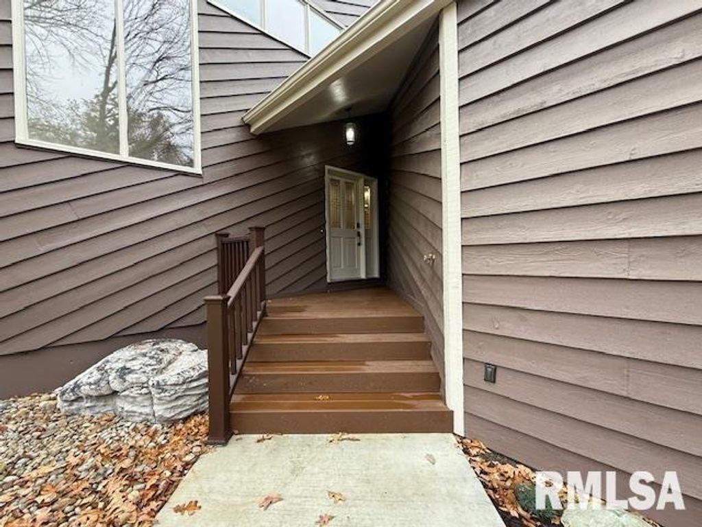 Image 4 of property listing at 16429 N Hawthorne Hills Drive, Mt Vernon, IL 62864