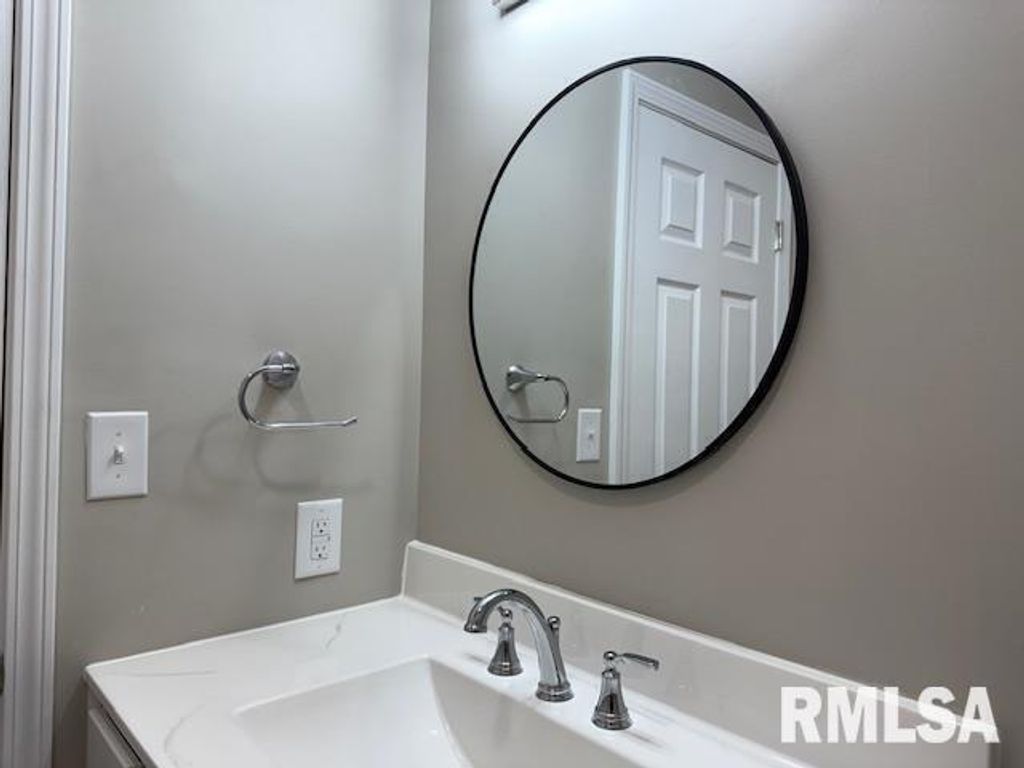 Image 33 of property listing at 16429 N Hawthorne Hills Drive, Mt Vernon, IL 62864