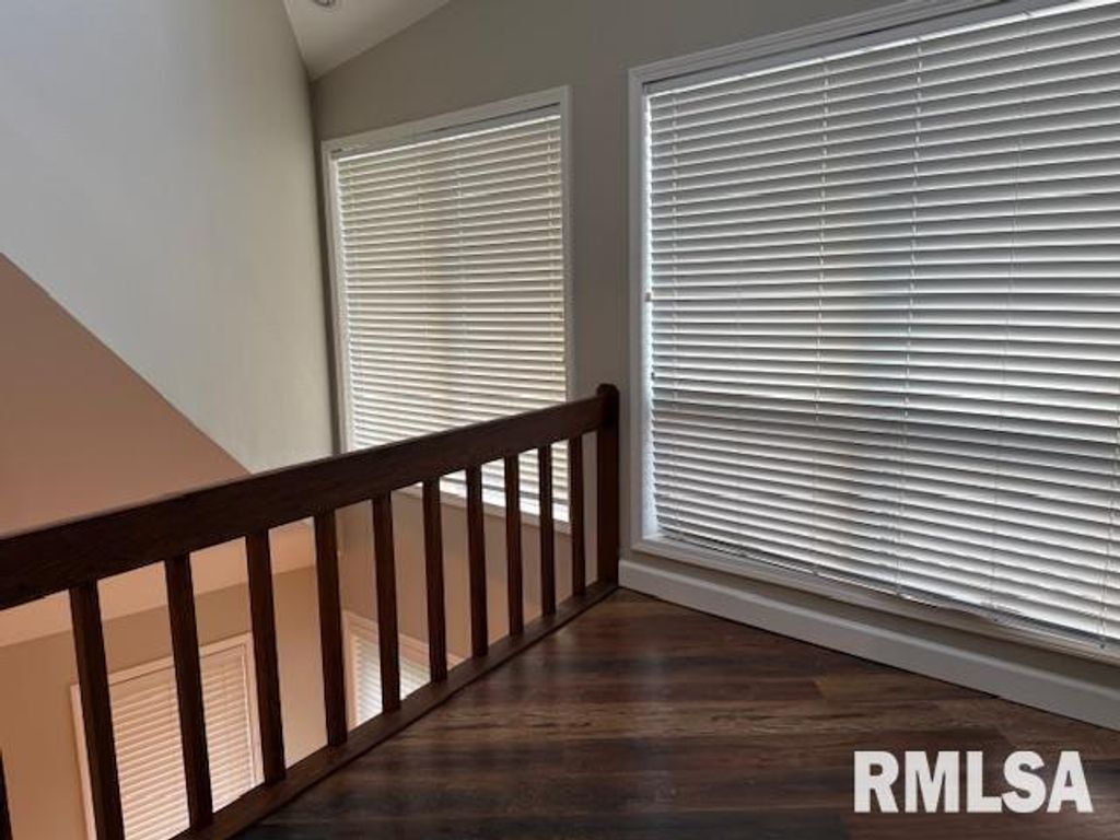 Image 38 of property listing at 16429 N Hawthorne Hills Drive, Mt Vernon, IL 62864