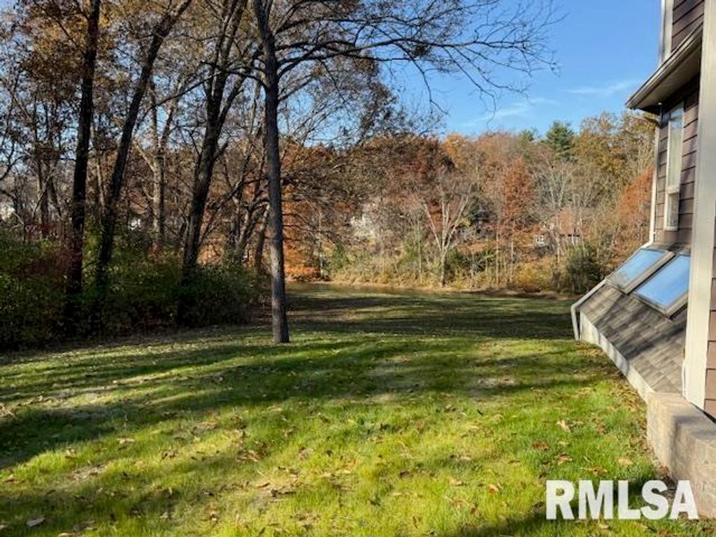 Image 5 of property listing at 16429 N Hawthorne Hills Drive, Mt Vernon, IL 62864