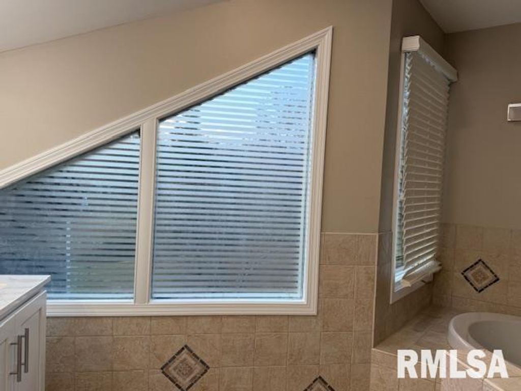 Image 41 of property listing at 16429 N Hawthorne Hills Drive, Mt Vernon, IL 62864