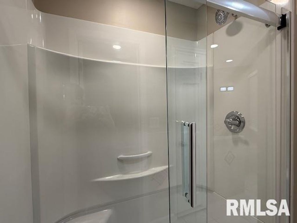 Image 44 of property listing at 16429 N Hawthorne Hills Drive, Mt Vernon, IL 62864