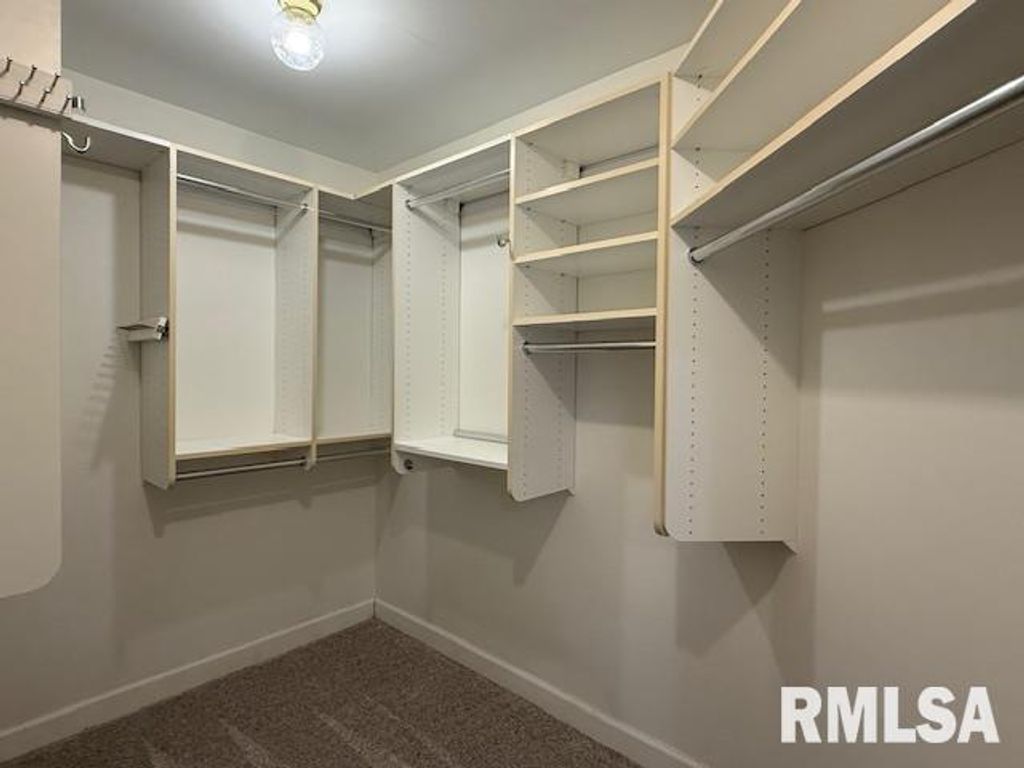 Image 45 of property listing at 16429 N Hawthorne Hills Drive, Mt Vernon, IL 62864