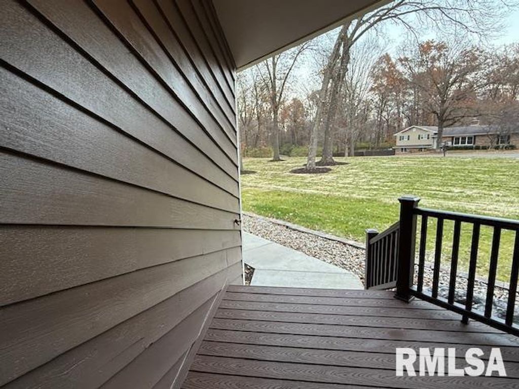 Image 6 of property listing at 16429 N Hawthorne Hills Drive, Mt Vernon, IL 62864