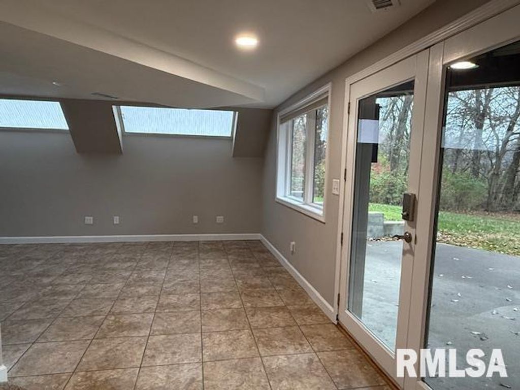 Image 66 of property listing at 16429 N Hawthorne Hills Drive, Mt Vernon, IL 62864