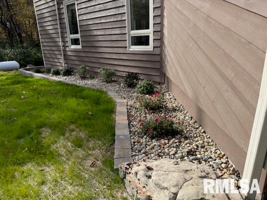 Image 8 of property listing at 16429 N Hawthorne Hills Drive, Mt Vernon, IL 62864