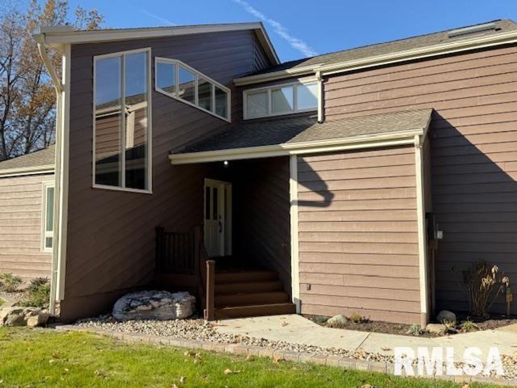 Image 9 of property listing at 16429 N Hawthorne Hills Drive, Mt Vernon, IL 62864