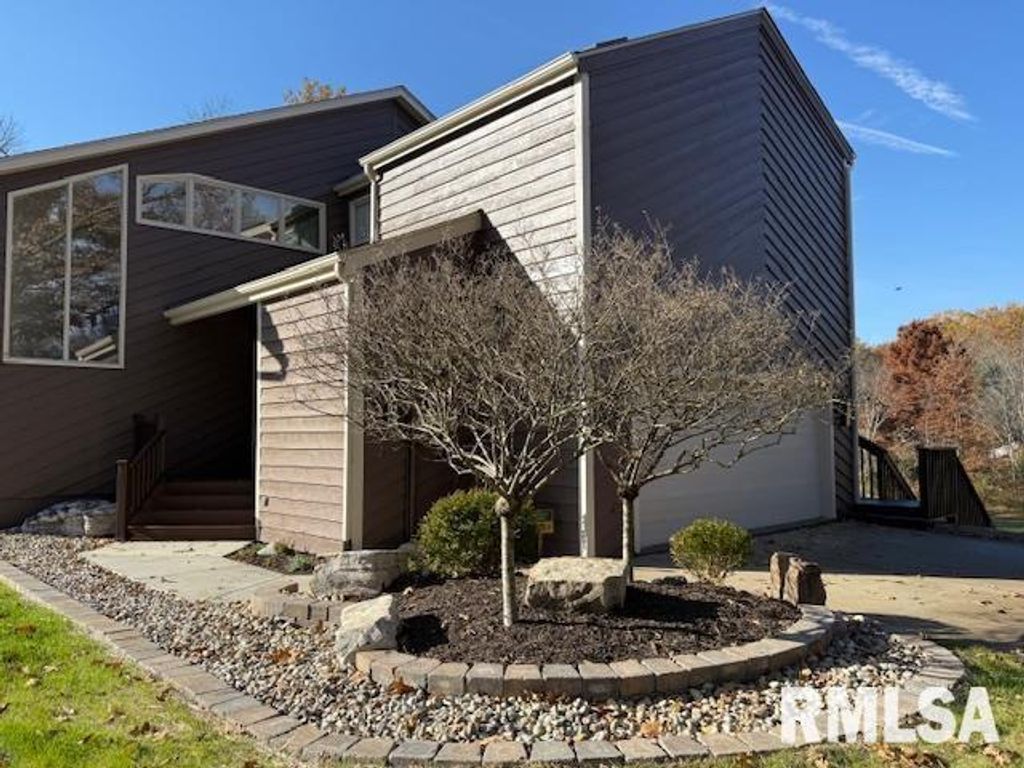 Image 10 of property listing at 16429 N Hawthorne Hills Drive, Mt Vernon, IL 62864