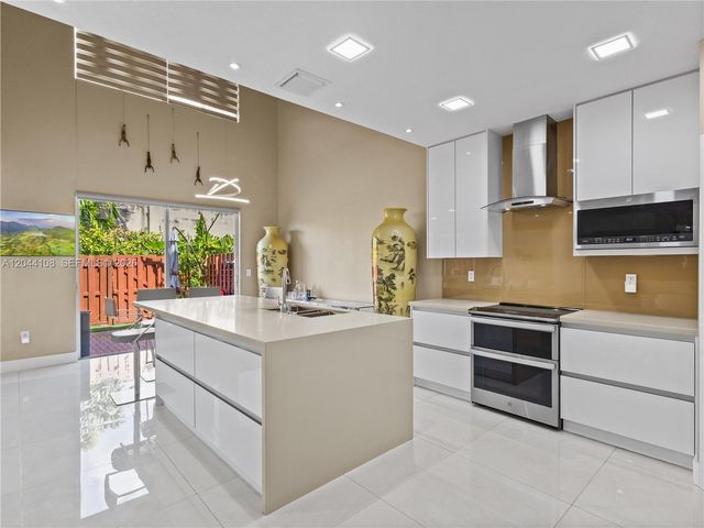 7086 NW 116th Court, Doral, FL 33178