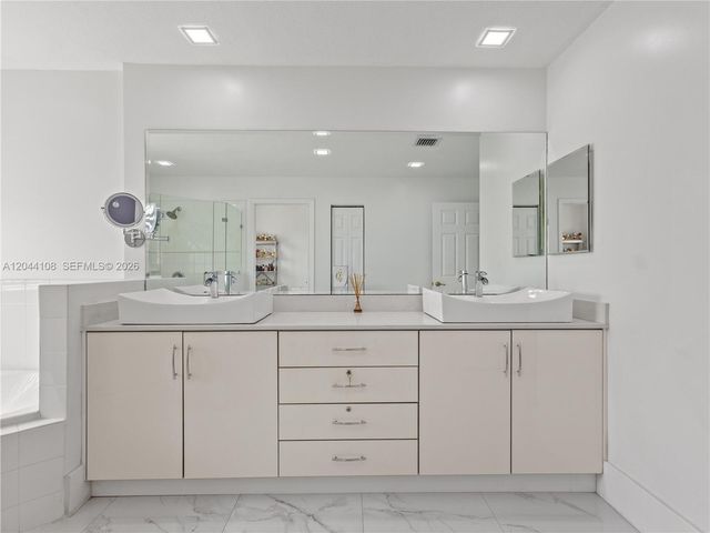 7086 NW 116th Court, Doral, FL 33178