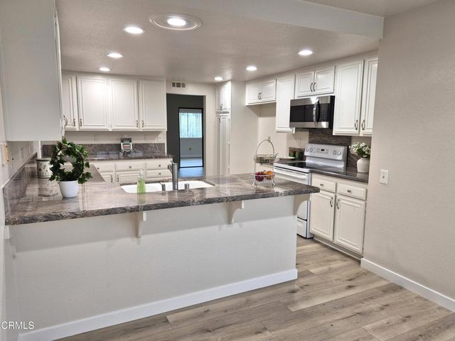 42036 Village 42, Camarillo, CA 93012