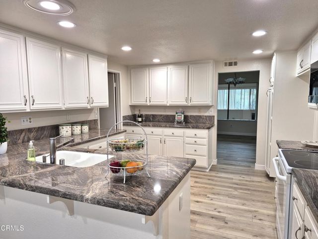 42036 Village 42, Camarillo, CA 93012