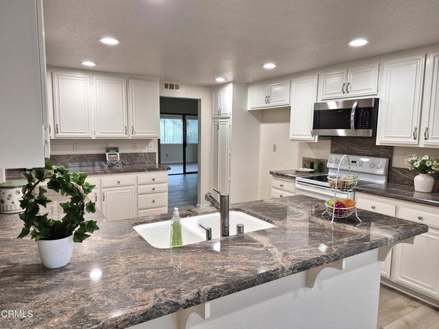 42036 Village 42, Camarillo, CA 93012
