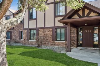 1733 Harrow Court B, Wheaton, IL 60189