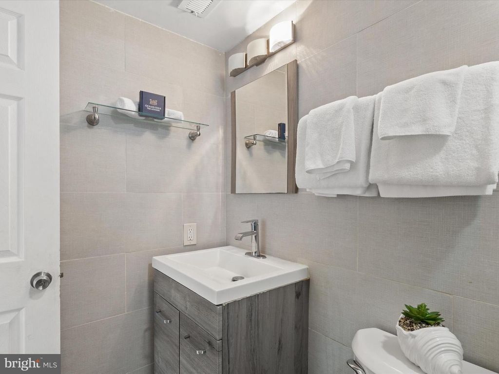 Image 36 of property listing at 510 PENGUIN DR #302, Ocean City, MD 21842