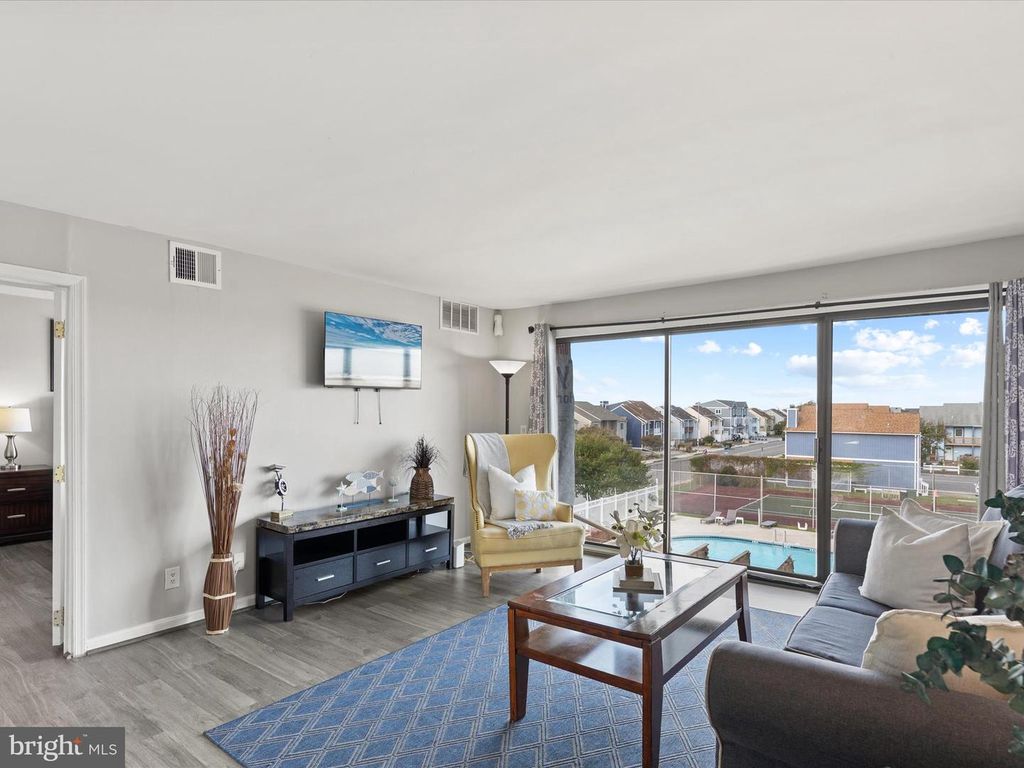 Image 7 of property listing at 510 PENGUIN DR #302, Ocean City, MD 21842