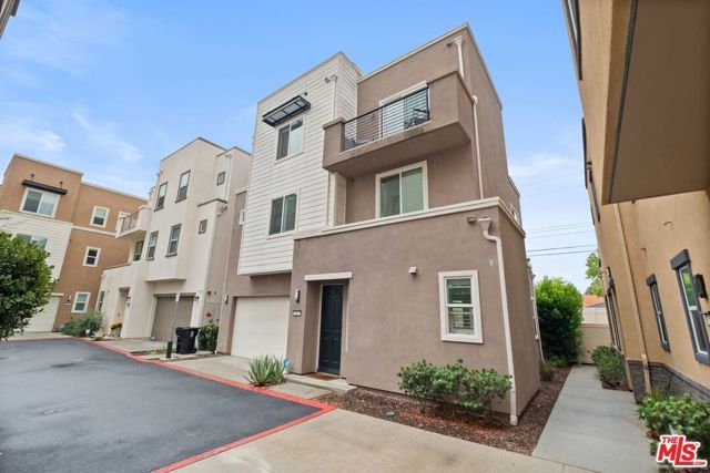 547 Daniel Freeman Circle, Inglewood, CA 90301