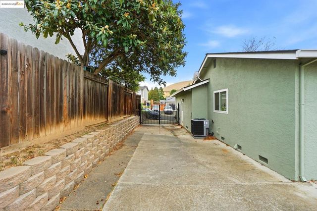 1098 Alamo Ct, Pittsburg, CA 94565