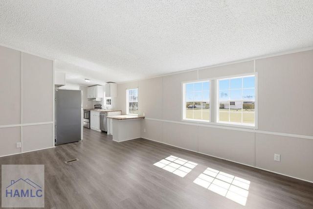 196 Barn Road Circle, Jesup, GA 31545